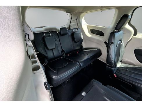 Used 2022 Chrysler Pacifica Touring-L w/ Uconnect Theater Family Group AWD/4WD image 22