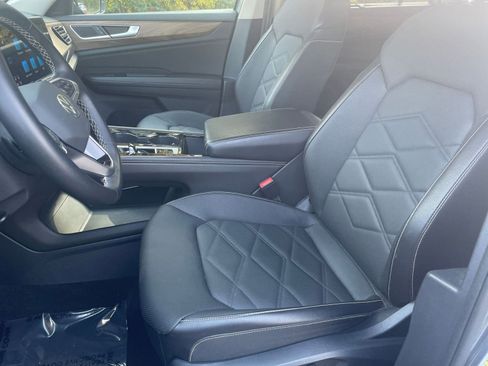 Used 2025 Volkswagen Atlas SE image 32