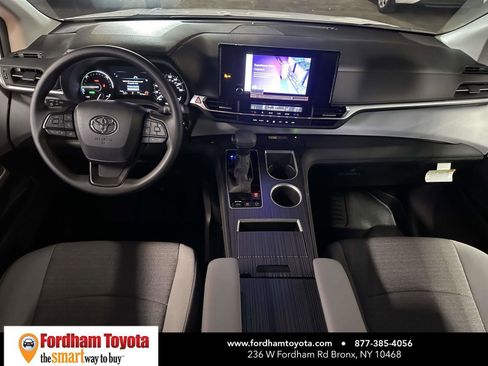 Used 2025 Toyota Sienna LE image 14