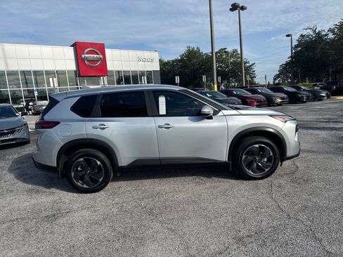 Certified 2025 Nissan Rogue SV FWD image 8