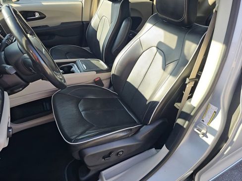 Used 2023 Chrysler Pacifica Limited AWD/4WD image 6
