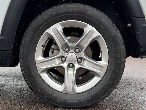 Used 2024 Jeep Compass Latitude image 11