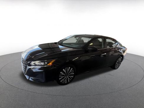 Used 2025 Nissan Altima 2.5 SV FWD image 7