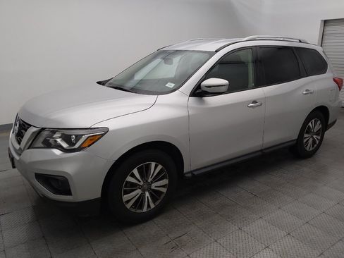 Used 2019 Nissan Pathfinder SV FWD image 2