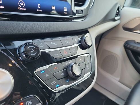 Used 2023 Chrysler Pacifica Touring-L image 23