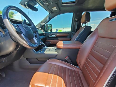 Used 2024 GMC Sierra 3500 Denali Ultimate AWD/4WD image 3