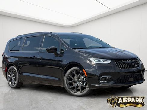 New 2026 Chrysler Pacifica Limited w/ Uconnect Theater Family Group FWD image 2