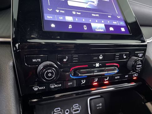 Used 2023 Jeep Grand Cherokee Altitude image 17