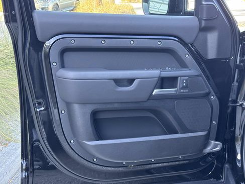 New 2026 Land Rover Defender 130 X-Dynamic SE image 18