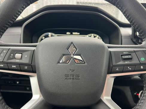 New 2025 Mitsubishi Outlander SE image 25