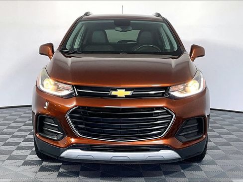 Used 2019 Chevrolet Trax LT w/ Driver Confidence Package FWD image 3