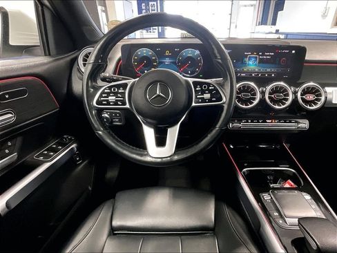 Used 2023 Mercedes-Benz GLB 250 4MATIC w/ Premium Package image 17