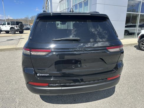 Used 2024 Jeep Grand Cherokee Altitude image 2