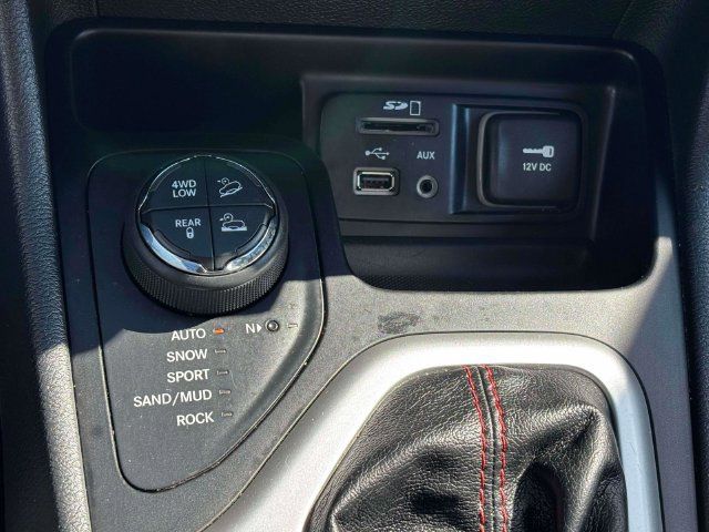 Used 2016 Jeep Cherokee Trailhawk w/ Comfort/Convenience Group AWD/4WD image 19