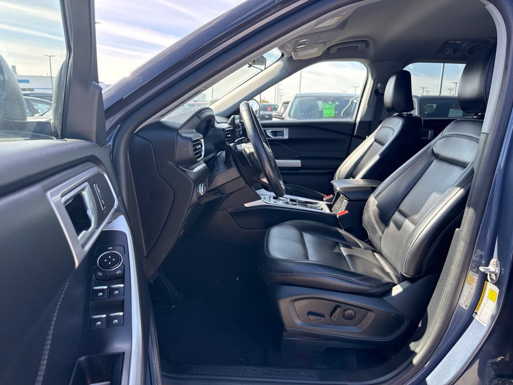 Used 2021 Ford Explorer XLT w/ Equipment Group 202A AWD/4WD image 4