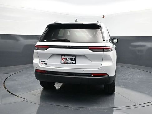 Used 2025 Jeep Grand Cherokee Altitude AWD/4WD image 8