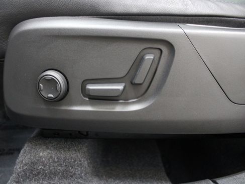 Used 2025 Volvo XC40 B5 Plus image 43