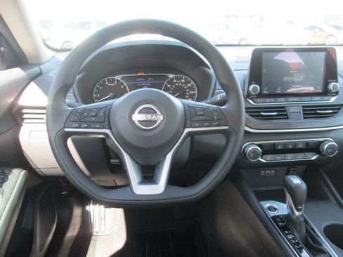 Used 2025 Nissan Altima 2.5 SV FWD image 13