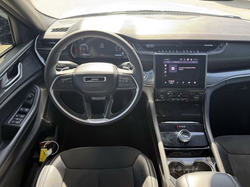 Used 2023 Jeep Grand Cherokee L Laredo image 15