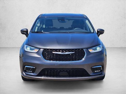 Used 2023 Chrysler Pacifica Touring-L FWD image 2
