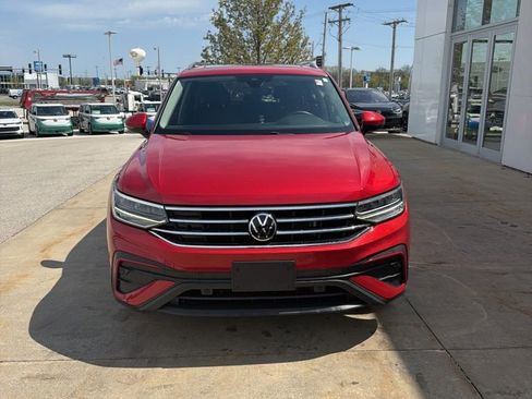 Used 2022 Volkswagen Tiguan SE w/ Panoramic Sunroof Package image 2
