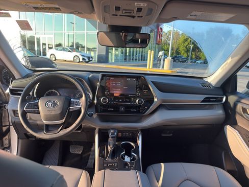 Used 2022 Toyota Highlander XLE AWD/4WD image 28
