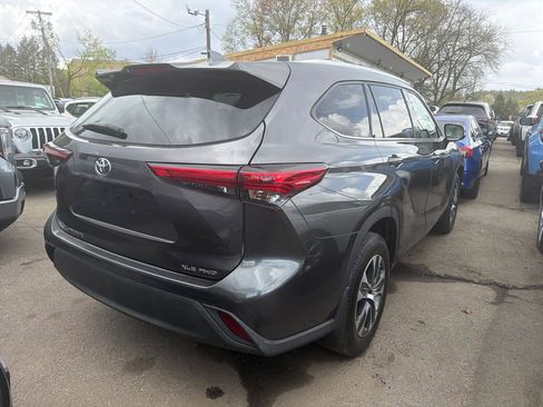 Used 2021 Toyota Highlander XLE AWD/4WD image 6