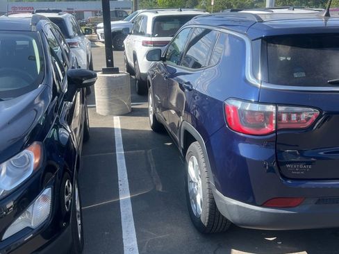 Used 2018 Jeep Compass Latitude w/ Popular Equipment Group FWD image 16