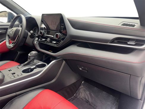 Used 2024 Toyota Highlander FWD image 57