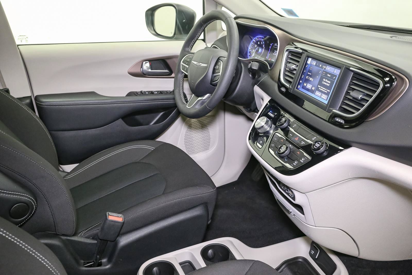 Used 2024 Chrysler Voyager LX FWD image 20