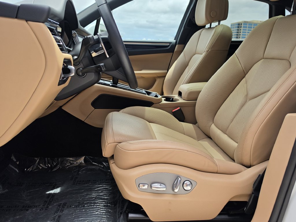 Used 2026 Porsche Macan AWD/4WD image 11