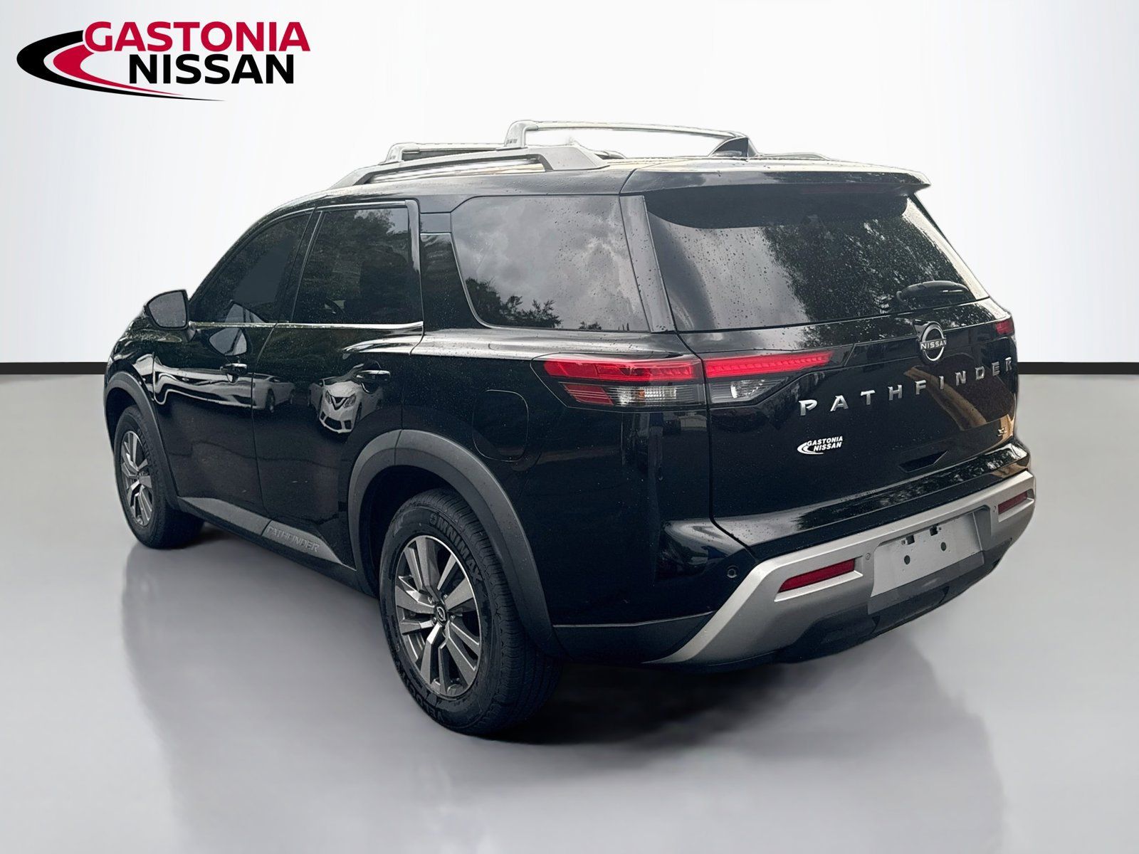 Used 2022 Nissan Pathfinder SL w/ Lighting Package (N92) FWD image 6