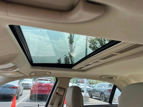 Used 2010 Mercedes-Benz E 350 4MATIC Sedan image 24