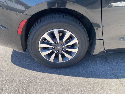 Used 2023 Chrysler Pacifica Touring-L FWD image 5