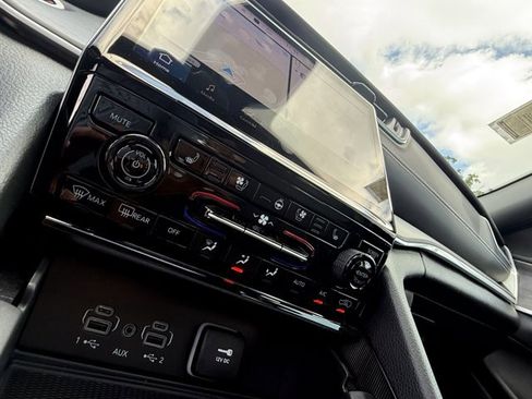 New 2025 Jeep Grand Cherokee Limited w/ Luxury Tech Group II image 10