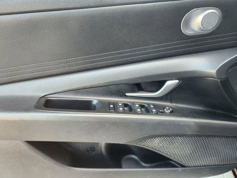 Used 2025 Hyundai Elantra SE image 21