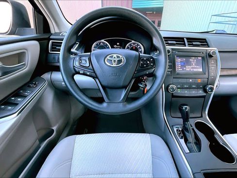 Used 2016 Toyota Camry LE FWD image 5