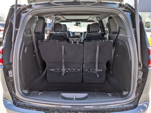 Used 2025 Chrysler Pacifica Limited image 31