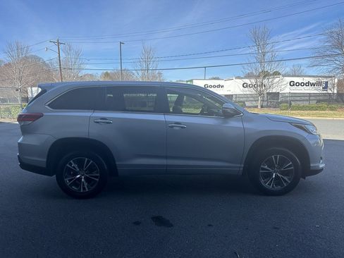Used 2017 Toyota Highlander LE image 6