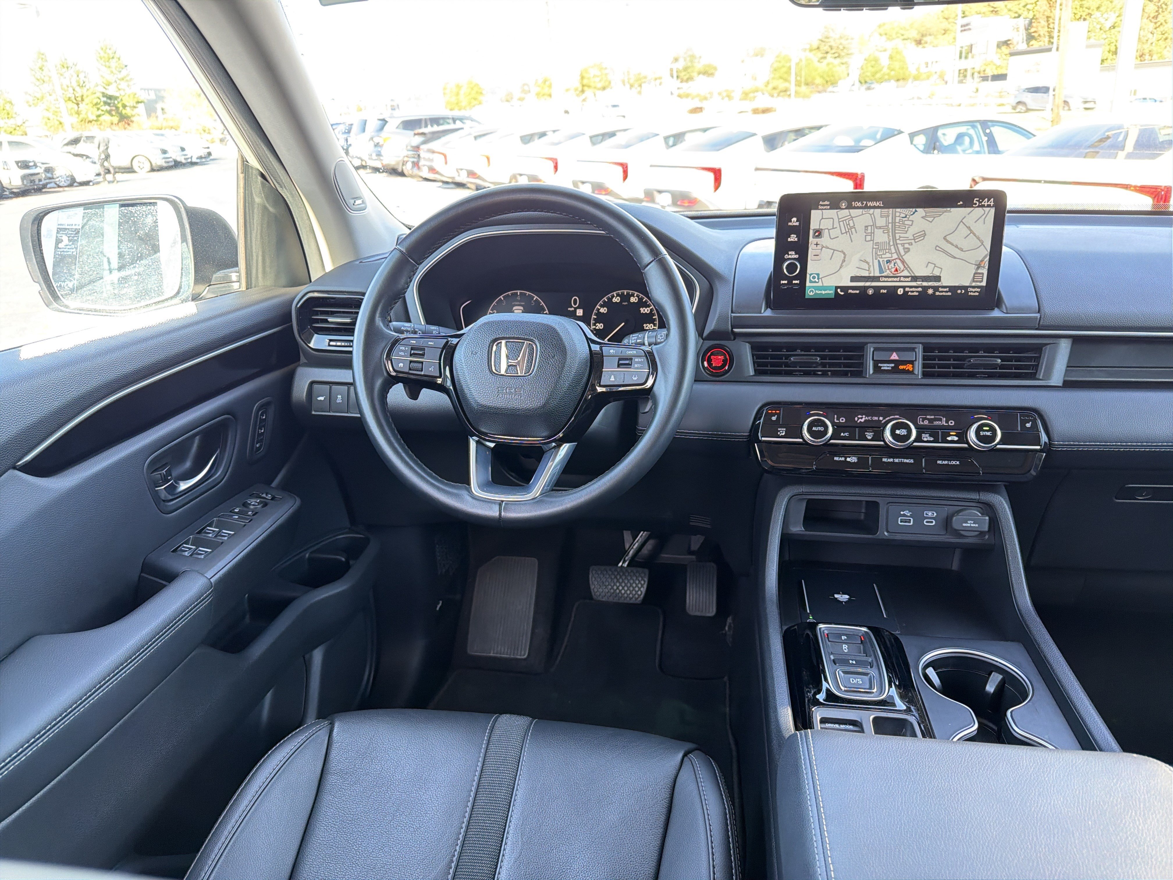 Used 2024 Honda Pilot Touring image 3