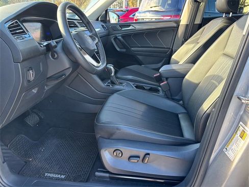 Used 2022 Volkswagen Tiguan SE image 11