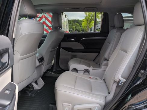 Used 2019 Toyota Highlander Limited Platinum FWD image 13