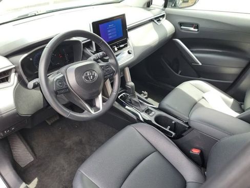 Used 2025 Toyota Corolla Cross XLE FWD image 2
