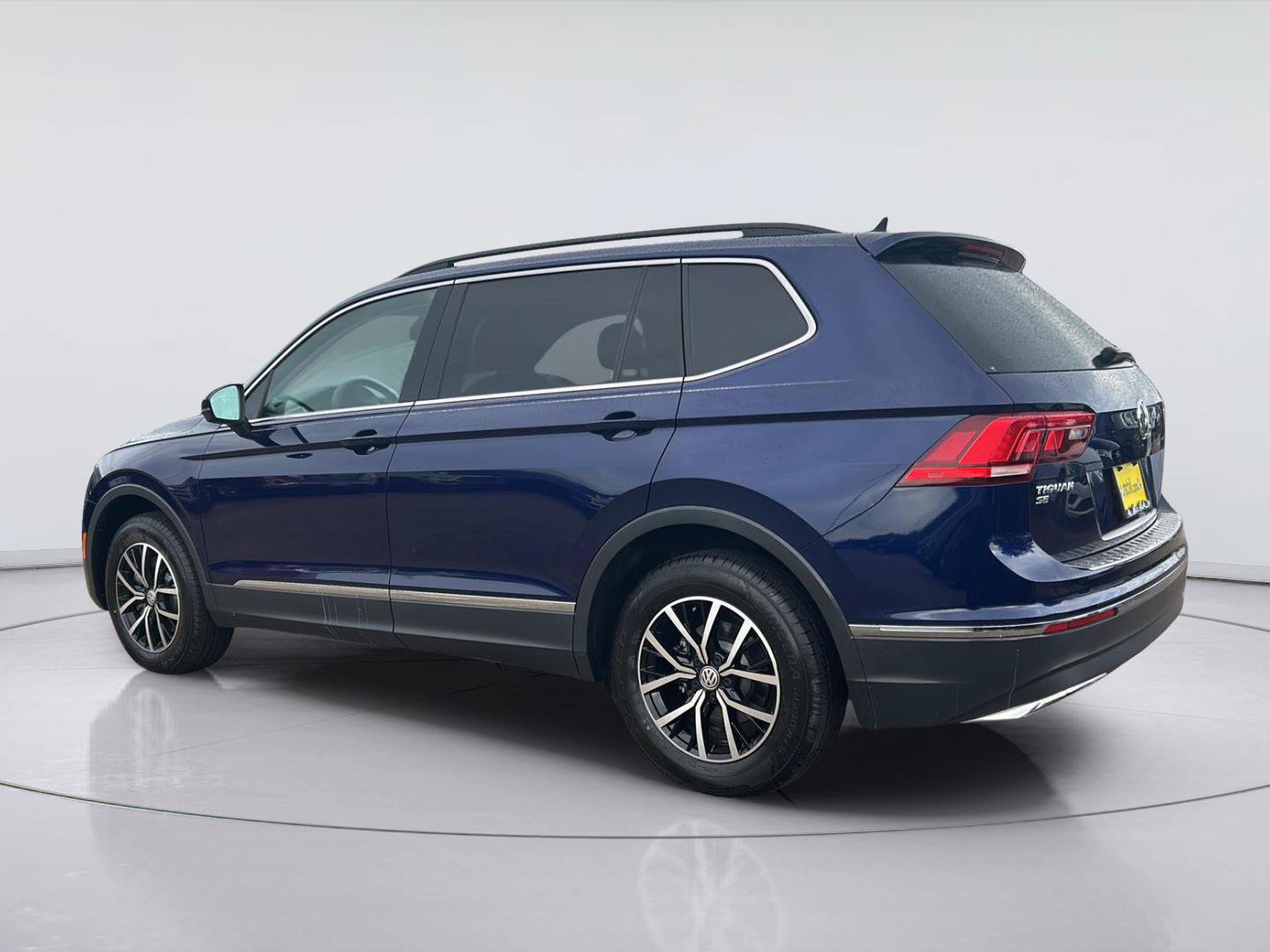 Used 2021 Volkswagen Tiguan SE w/ Panoramic Sunroof Package FWD image 6