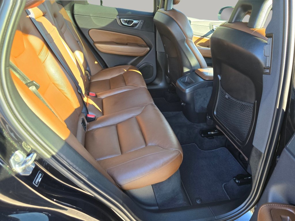 Used 2018 Volvo XC60 T5 Momentum w/ Convenience Package AWD/4WD image 24