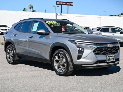 Used 2025 Chevrolet Trax LT w/ LT Convenience Package image 1