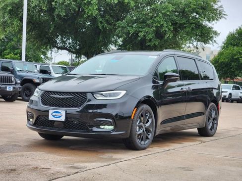 New 2026 Chrysler Pacifica Limited FWD image 2
