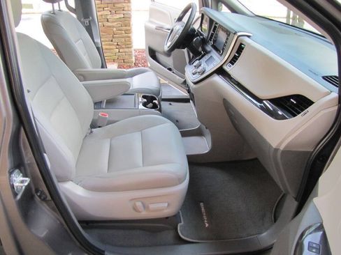 Used 2020 Toyota Sienna XLE w/ XLE Navigation Package FWD image 22