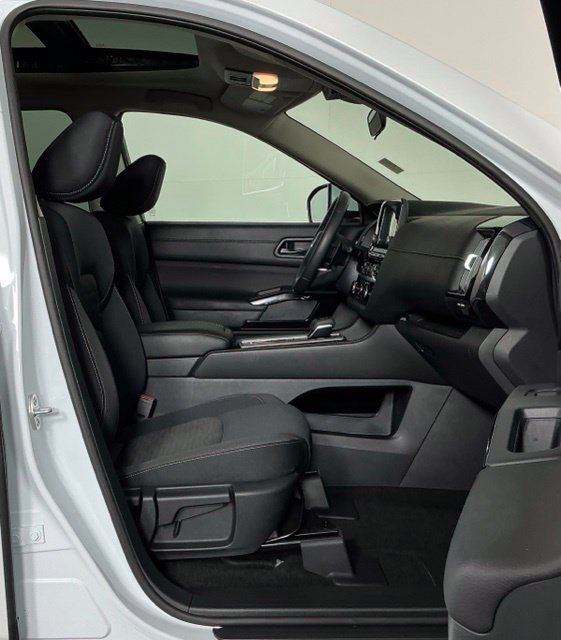 Used 2025 Nissan Pathfinder SV w/ SV Premium Package FWD image 31