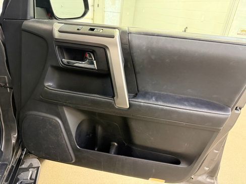 Used 2020 Toyota 4Runner SR5 AWD/4WD image 27